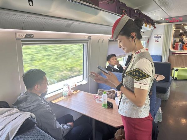 天牛宝配资 扎根铁路一线！27岁女列车长用青年力量绘就出行新图景