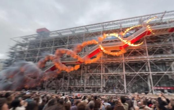 公牛配资端 蔡国强在法国巴黎再现烟花秀